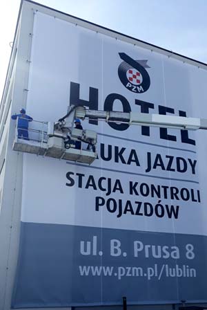 Montaż siatki wielkoformatowej PZM Motor