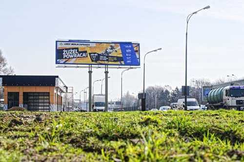 Tablica billboardowa reklamująca mecz żużlowy