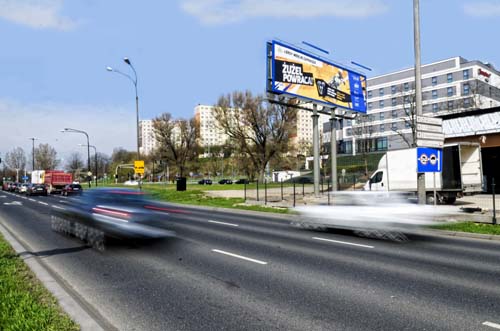 Billboard Żużel Powraca przy ruchliwej ulicy